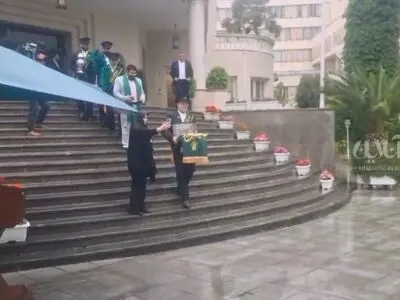 حضور خادمان حرم حضرت معصومه در حیاط دولت به مناسبت ایام دهه کرامت + فیلم