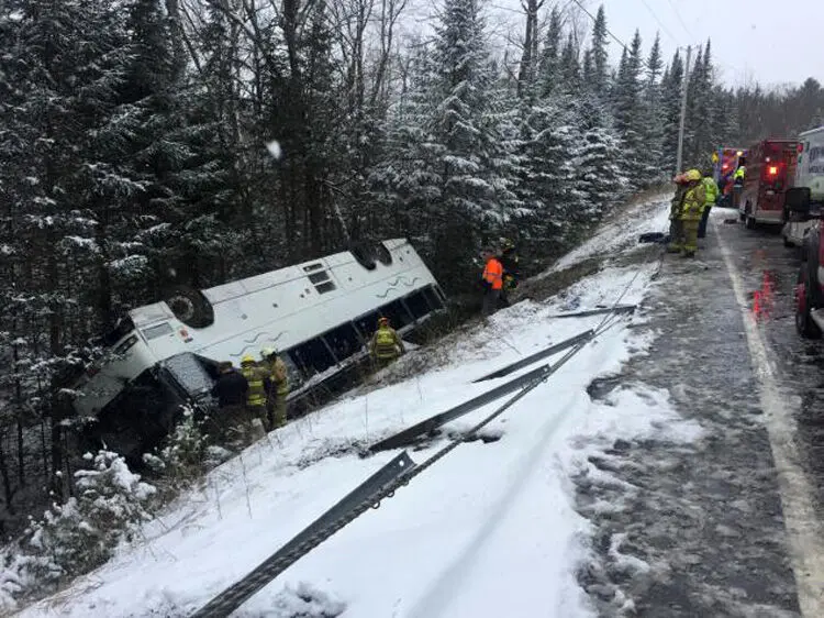 10 مجروح در واژگونی اتوبوس توریستی در نیویورک + تصاویر