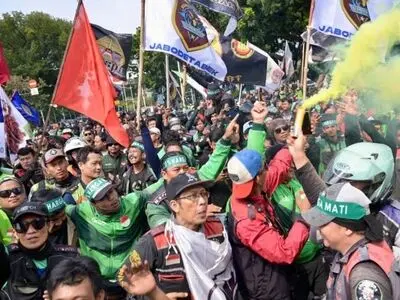 مرگ یک پیک موتوری، کارگران جنوب شرق آسیا را تکان داد!