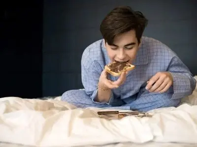 چرا شب‌ها هوس شیرینی می‌کنیم؟