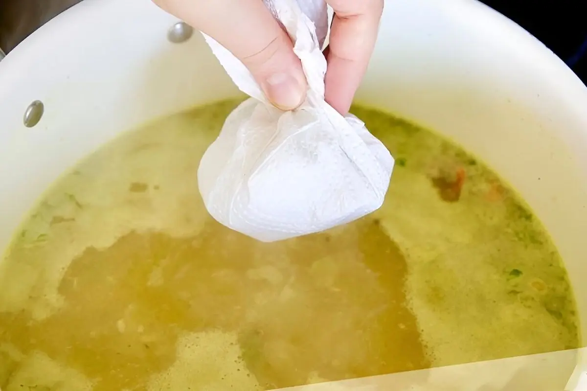 ترفند ساده برای گرفتن روغن اضافی غذا +فیلم