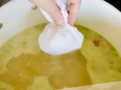 ترفند ساده برای گرفتن روغن اضافی غذا +فیلم