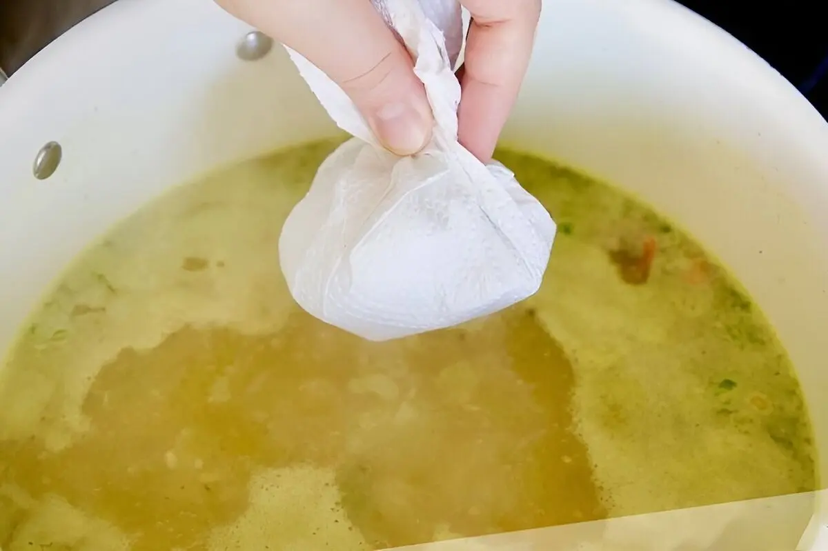 ترفند ساده برای گرفتن روغن اضافی غذا +فیلم