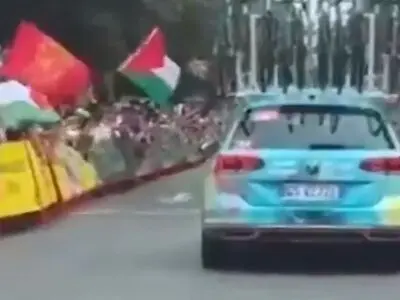 استقبال اسپانیایی‌ها از تیم دوچرخه‌ سواری رژیم صهیونیستی با پرچم‌های فلسطین + فیلم