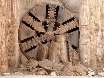 دستگاه حفار مکانیزه به ایستگاه مترو شهید بهشتی رسید 