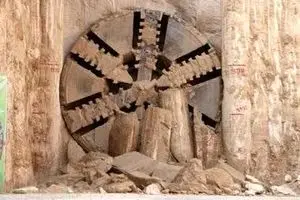 دستگاه حفار مکانیزه به ایستگاه مترو شهید بهشتی رسید 