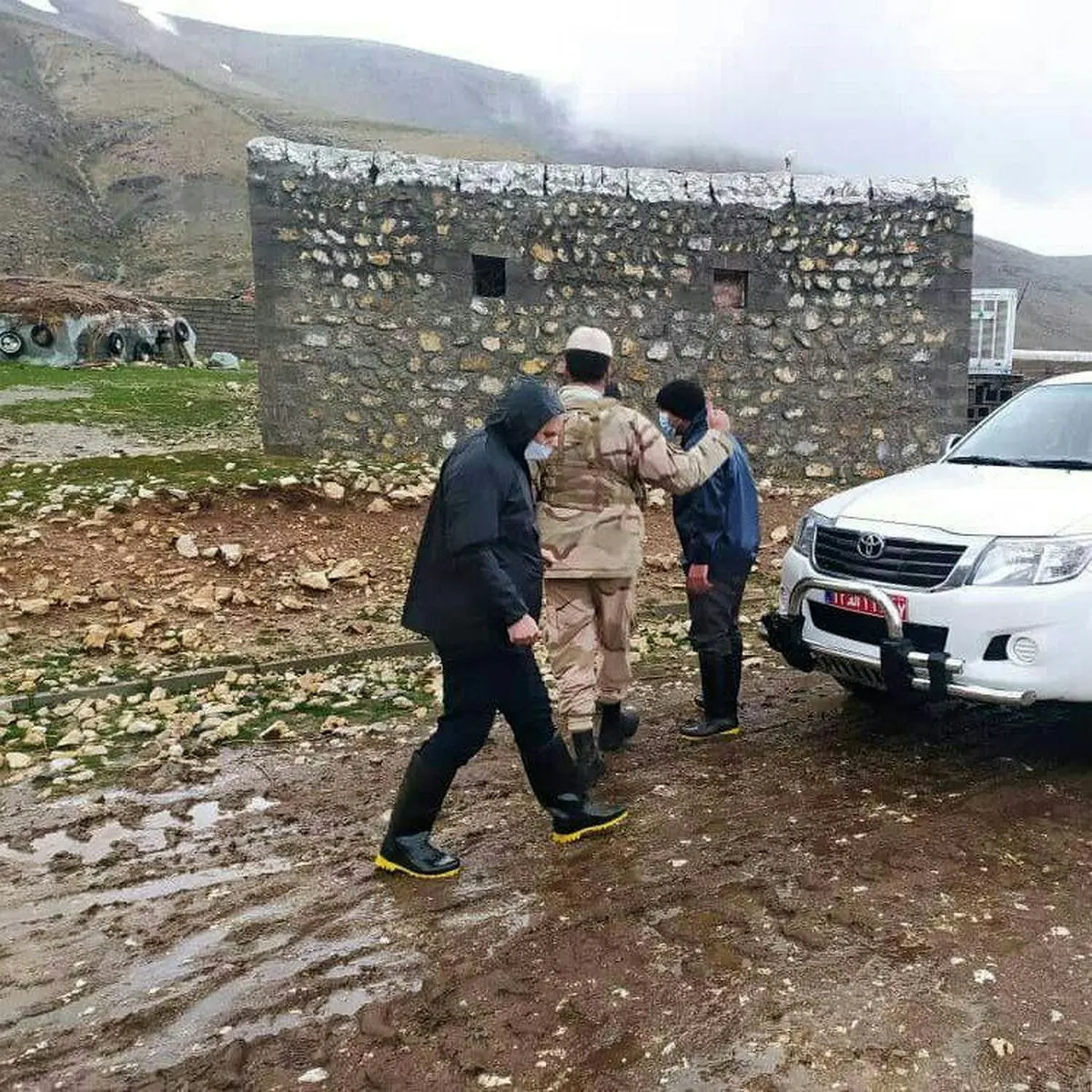 امدادرسانی مرزبانان آذربایجان‌غربی به سیل‌زدگان منطقه مرگور ارومیه