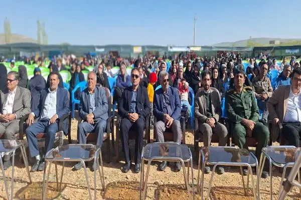 سومین جشنواره شکوفه های بادام در شهر دژکرد برگزار شد