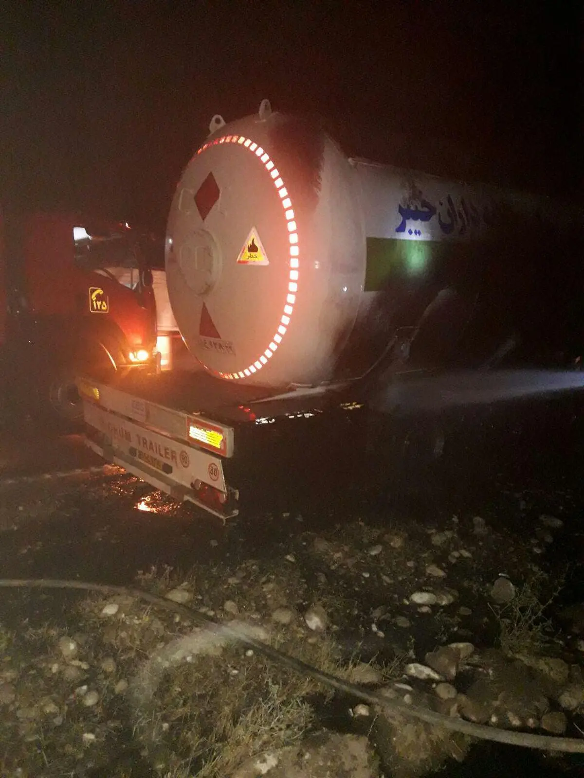 آتش‌سوزی تانکر حامل گاز در محور پلدختر-اندیمشک/ آتش‌نشانی از بروز فاجعه جلوگیری کرد