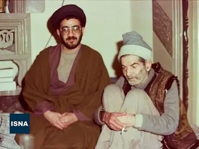 عکس کمتر دیده شده از آیت‌الله شهید آل هاشم امام جمعه تبریز در منزل استاد شهریار سال ۱۳۶۳ 