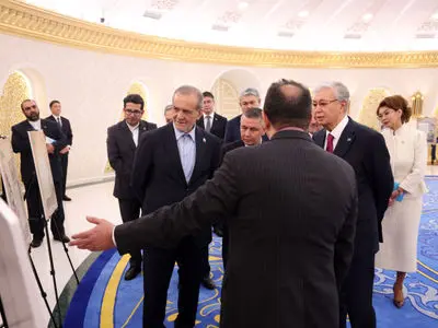 بازدید پزشکیان از نمایشگاه اسناد تاریخی ایران درباره آسیای مرکزی
