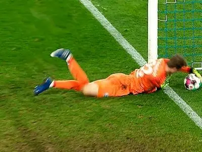 دروازه‌بان یا یار دوازدهم حریف؟ تماشای این ویدئو اعصاب می‌خواهد!