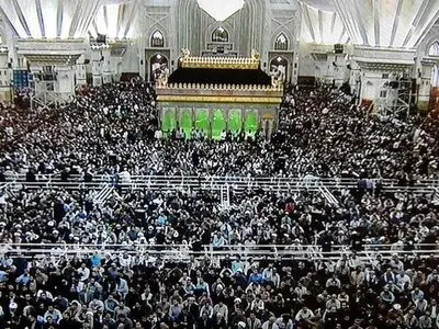 مئات الآف الزوار یشارکون فی مراسم إحیاء ذکرى رحیل الإمام الخمینی (رض)