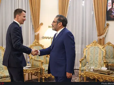 فیلم دیدار وزیر خارجه انگلیس با دبیر شورای عالی امنیت ملی