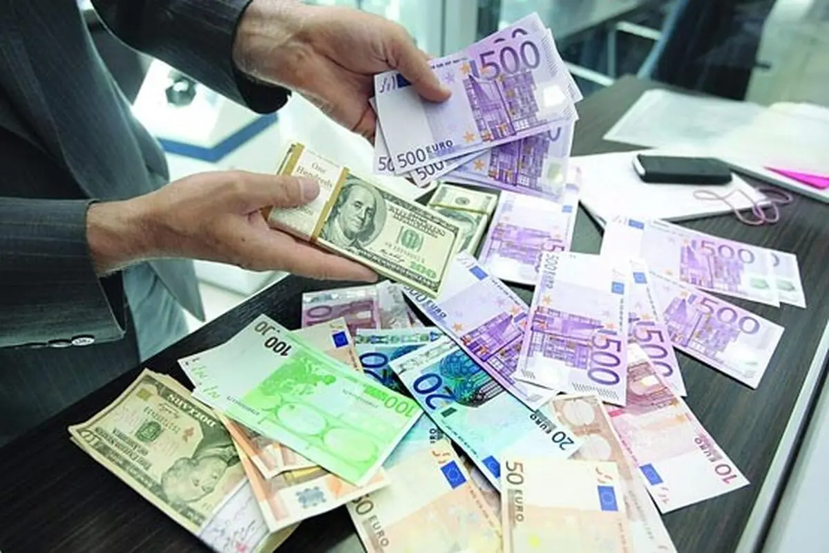 دلار آمریکا 50 ریال گران شد/ پوند انگلیس 100 ریال ارزان شد