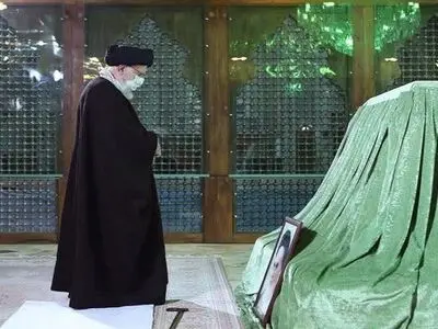 قائد الثورة الاسلامیة یزور مرقد الامام الخمینی (قدس)
