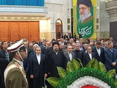 تجدید میثاق وزیر و کارکنان وزارت خارجه با آرمان‌های امام راحل/ فیلم