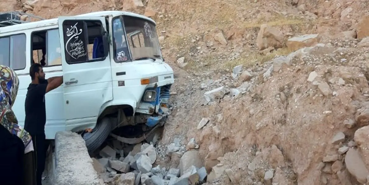 برخورد مینی‌بوس حامل کارگران ساختمانی در محور بهبهان/ ۱۵ نفر مجروح شدند