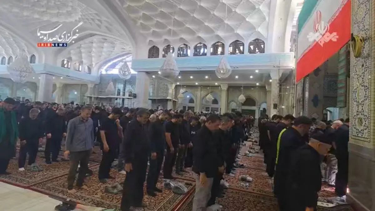 اقامه نماز ظهر و عصر به یاد آخرین نماز اباعبدالله الحسین (ع) همزمان با ظهر عاشورا + فیلم