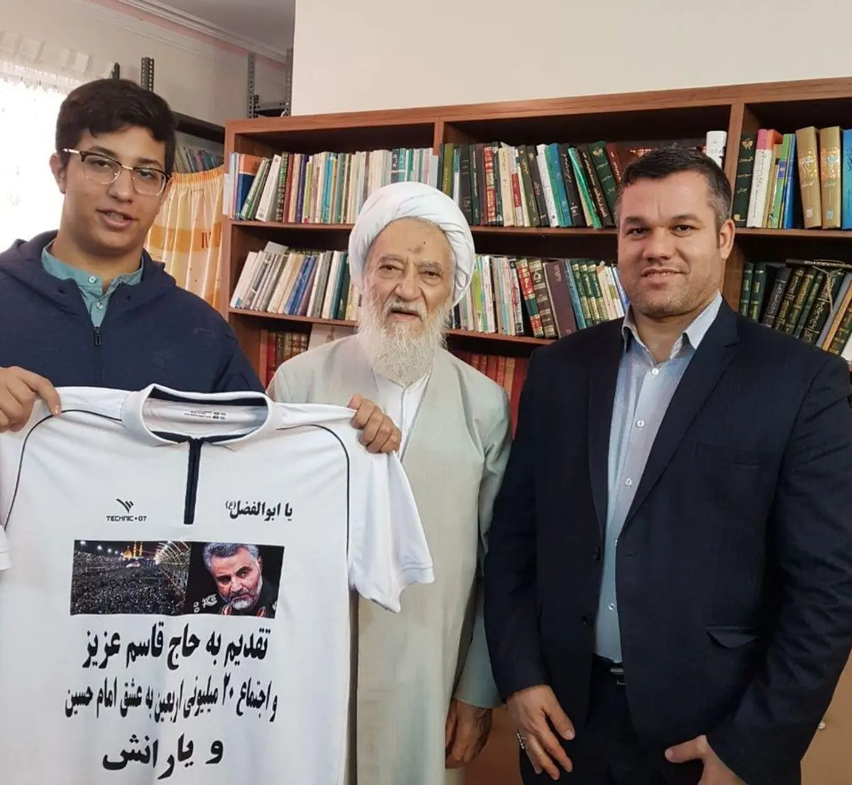 تقدیر نایب رئیس مجلس خبرگان رهبری از سید ابولفضل حسینی به جهت اهداء مدال خود به حاج قاسم سلیمانی