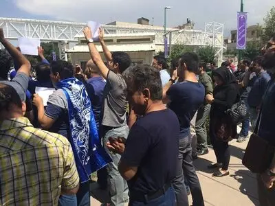 تازه‌ترین عکس‌ها از حضور هوادران معترض استقلال مقابل مجلس
