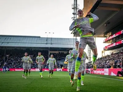 هالند در نقش بابانوئل؛ سورپرایز ستاره سیتی برای کودکان در کریسمس (عکس)