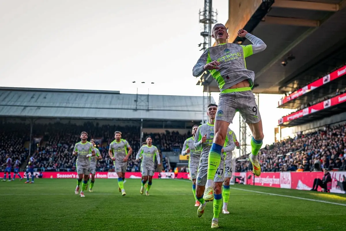 هالند در نقش بابانوئل؛ سورپرایز ستاره سیتی برای کودکان در کریسمس (عکس)