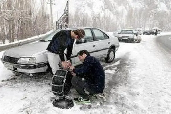 جاده سوادکوه برفی؛ رانندگان با زنجیر چرخ تردد کنند