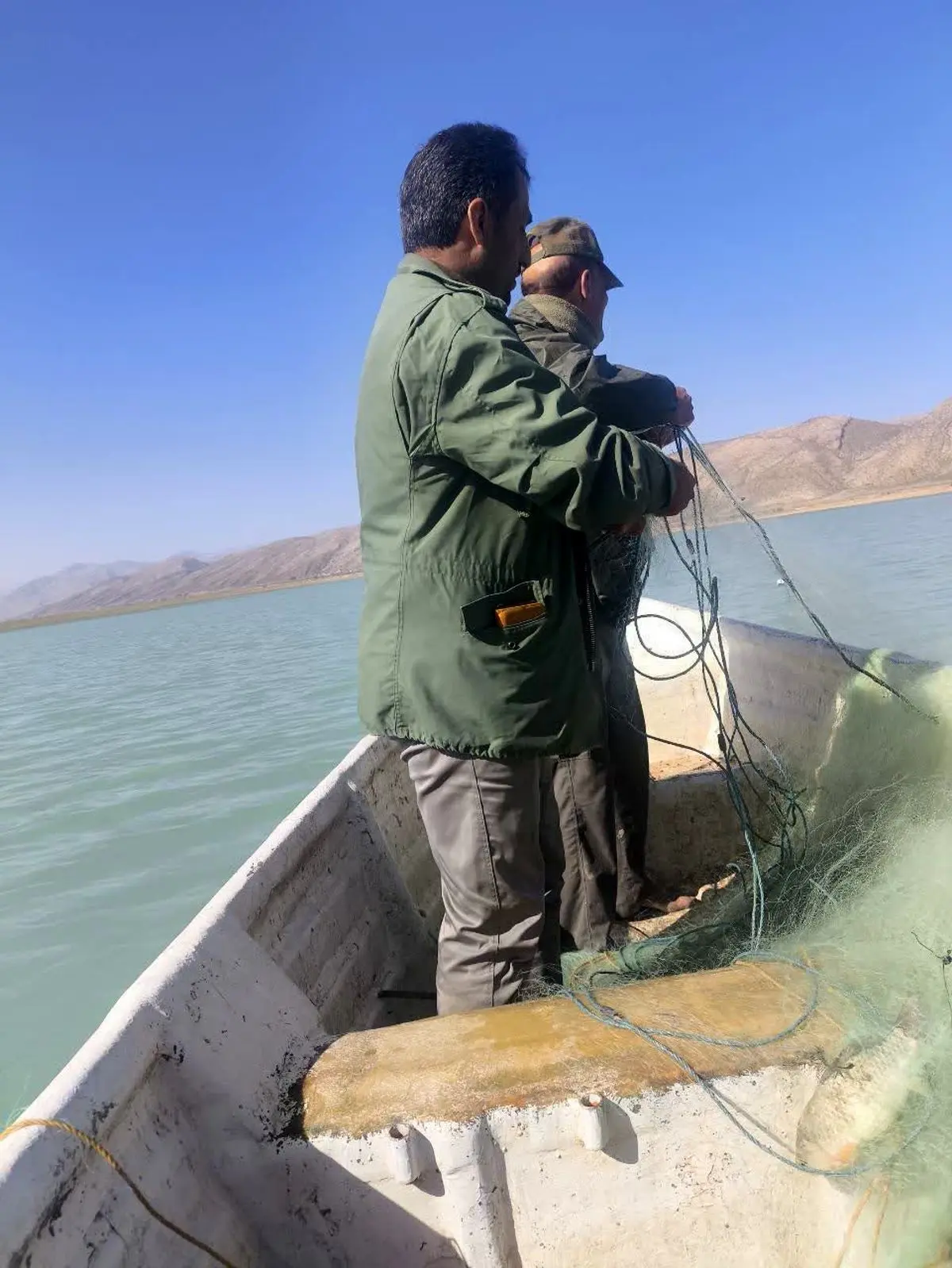 کشف ۲۱۰۰ متر تور غیرمجاز در دریاچه سد درودزن 