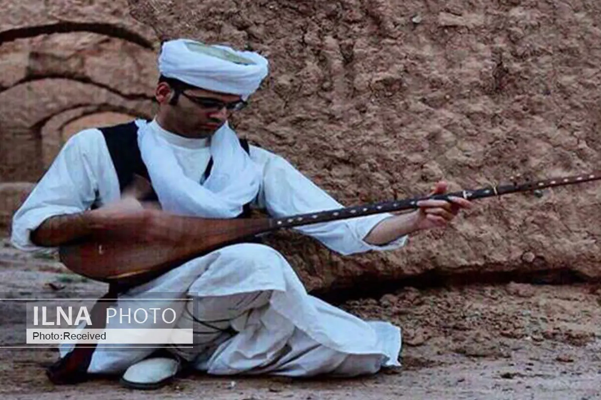 بسیار ی سازندگان دوتار خراسان در حق موسیقی خیانت می‌کنند/ هنگام ساخت دوتار اجزای آن را طی ۹ ماه چندبار می‌جوشانم/ اگر میلیون‌ها تومان پول بدهند ساز غیراصیل نمی‌سازم