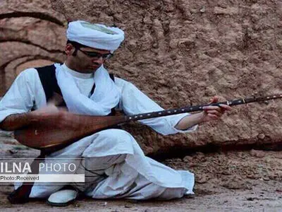 بسیار ی سازندگان دوتار خراسان در حق موسیقی خیانت می‌کنند/ هنگام ساخت دوتار اجزای آن را طی ۹ ماه چندبار می‌جوشانم/ اگر میلیون‌ها تومان پول بدهند ساز غیراصیل نمی‌سازم