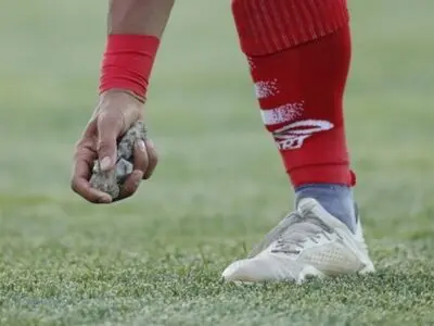 اصفهانیان: شرایط ادامه بازی فراهم نبود و پرسپولیسی‌ها امکان بازگشت به زمین نداشتند/ حرکت عالیشاه اشتباه بود ولی او سنگ از کجا آورد که پرتاب کند؟/ باید برخورد جدی شود تا دیگر شاهد چنین اتفاقاتی نباشیم