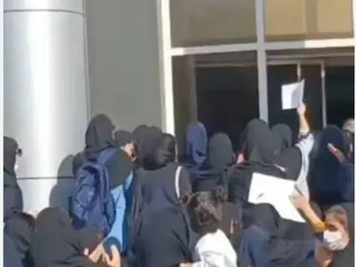 پرستاران و کادر درمان دانشگاه جندی‌شاپور اهواز دست به تجمع زدند