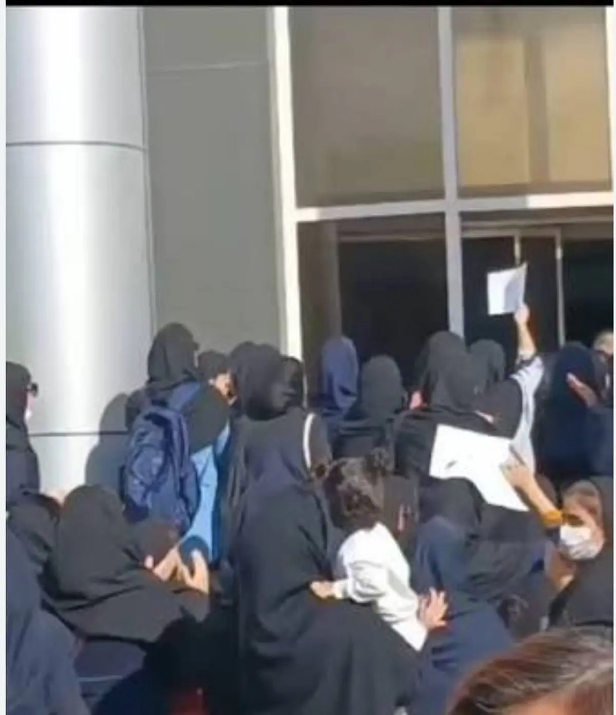 پرستاران و کادر درمان دانشگاه جندی‌شاپور اهواز دست به تجمع زدند