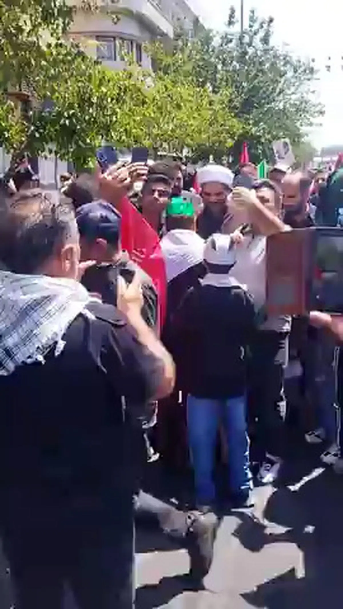 پدر زهرای ۱۴ ماهه در مراسم تشییع همسر و فرزندش به‌همراه امام مجاهد و شهید انقلاب + فیلم