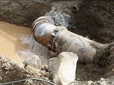 رفع شکستگی در خط اصلی انتقال آب در خیابان عمار ارومیه