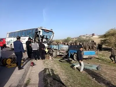برخورد اتوبوس مسافربری با سمند تاکسی در محور نی‌ریز / ۲۷ مصدوم و یک جان‌باخته