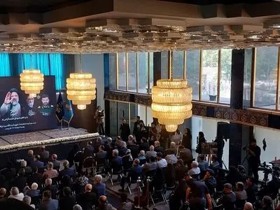 عرض ارادت هنرمندان به رئیس‌جمهور در یادمان شهید خدمت
