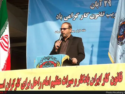 ایجاد مناطق آزاد تجاری و ویژه اقتصادی منجر به کوچک شدن گستره سرزمینی کارگران ایرانی شده است/امنیت شغلی مهم‌ترین مطالبه کارگران است
