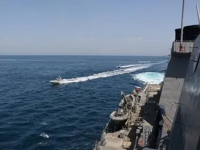 Reuters: U.S. tells mariners to stay clear of its warships