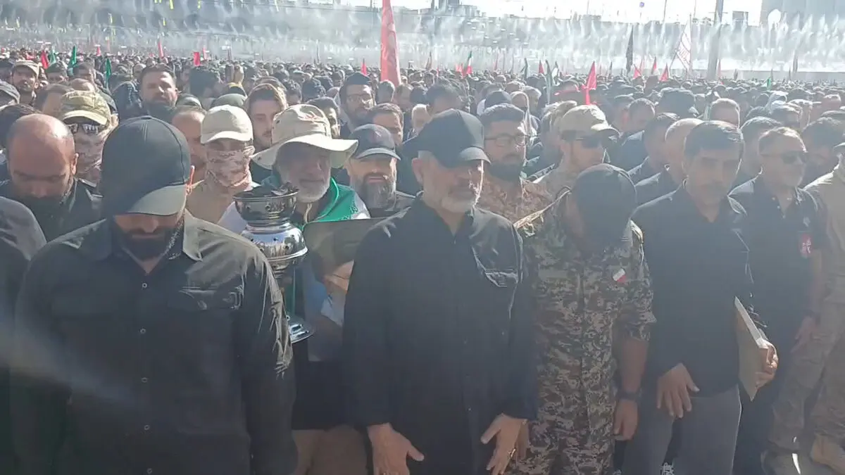حضور سردار وحیدی در صف اول نماز بر پیکر رهبر انقلاب + فیلم