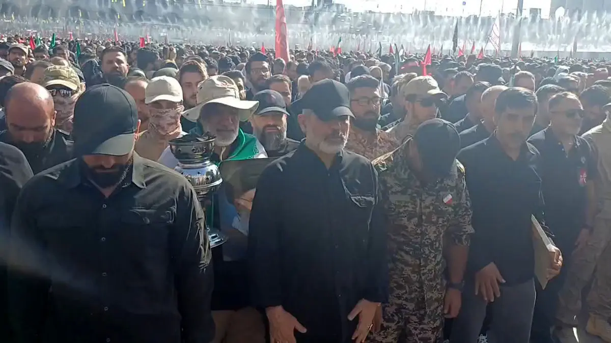 حضور سردار وحیدی در صف اول نماز بر پیکر رهبر انقلاب + فیلم
