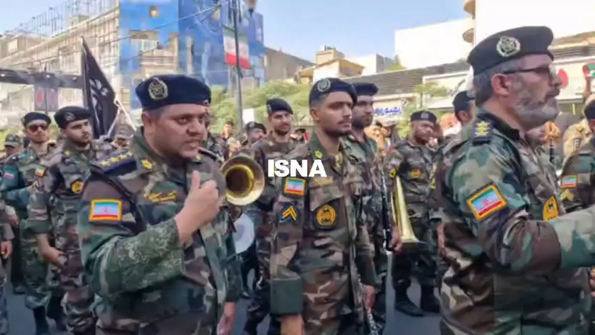 دانشجویان دانشگاه امام علی ارتش در میدان انقلاب + فیلم