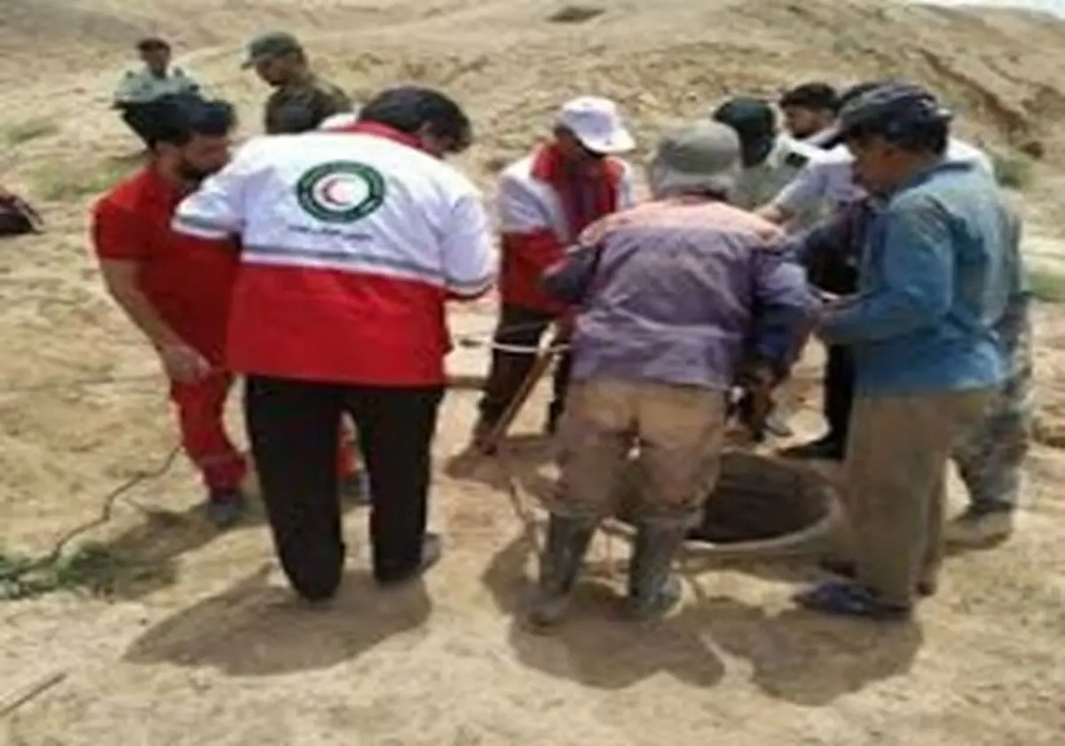 سقوط کارگر به عمق ۳۲ متری چاه 
