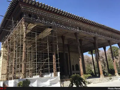 پایان فعالیت کارگاه‌های مرمت در بناهای شاخص تاریخی اصفهان در آستانه نوروز/ برچیده شدن بخش اعظم داربست‌های ایوان کاخ چهلستون