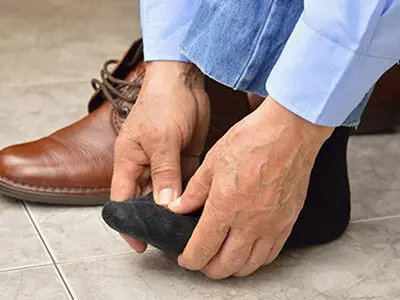 همه دلایل بی‌حسی یا گزگز پا‌ها 