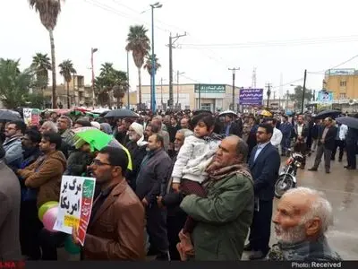 حضور مردم بندر هندیجان زیر بارش رحمت‌الهی در راهپیمایی۲۲ بهمن+تصاویر