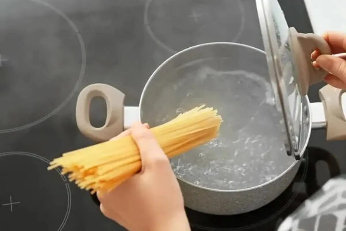 ترفند ساده برای جلوگیری از خمیر شدن ماکارونی