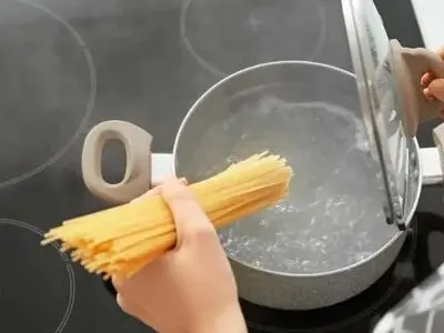 ترفند ساده برای جلوگیری از خمیر شدن ماکارونی