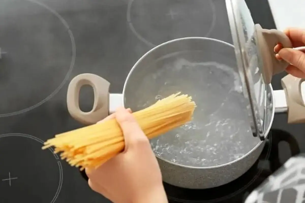 ترفند ساده برای جلوگیری از خمیر شدن ماکارونی